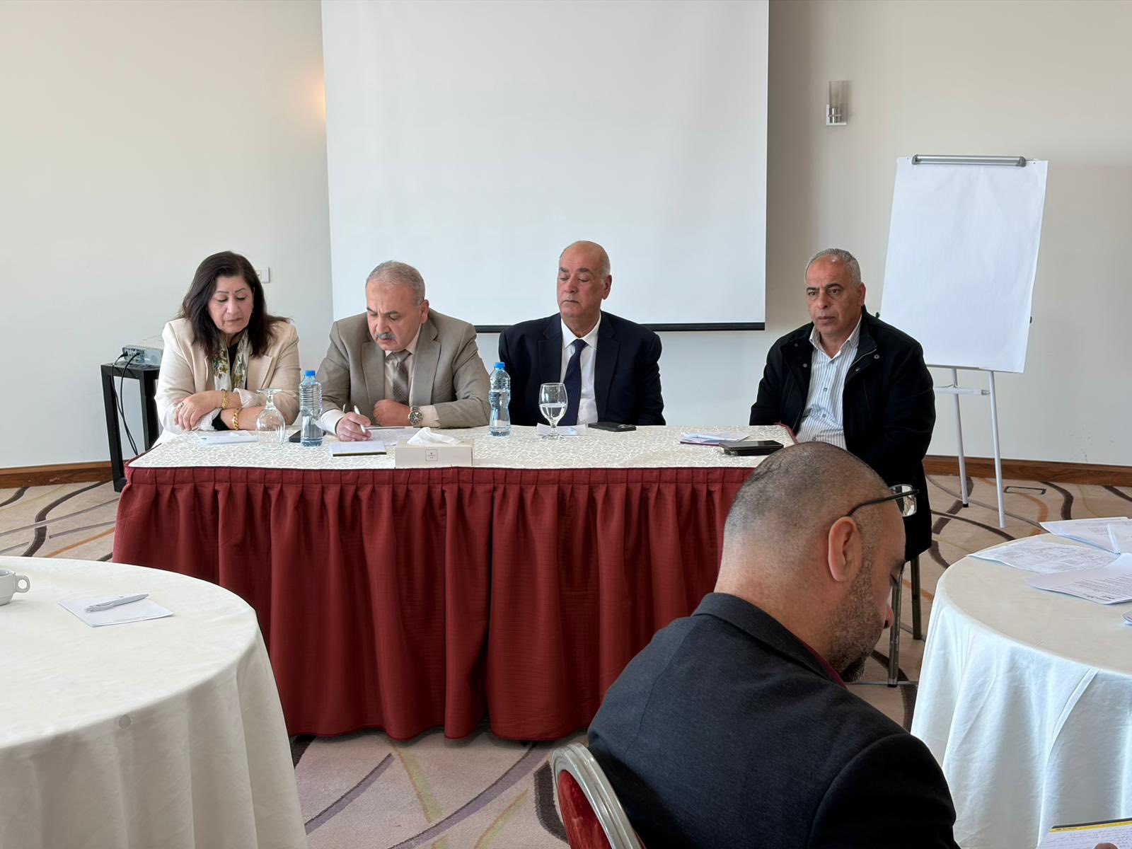 الطاولة المستديرة تختتم أعمالها بدعوة لإحياء اللجنة الوطنية لتعليم الكبار في فلسطين
