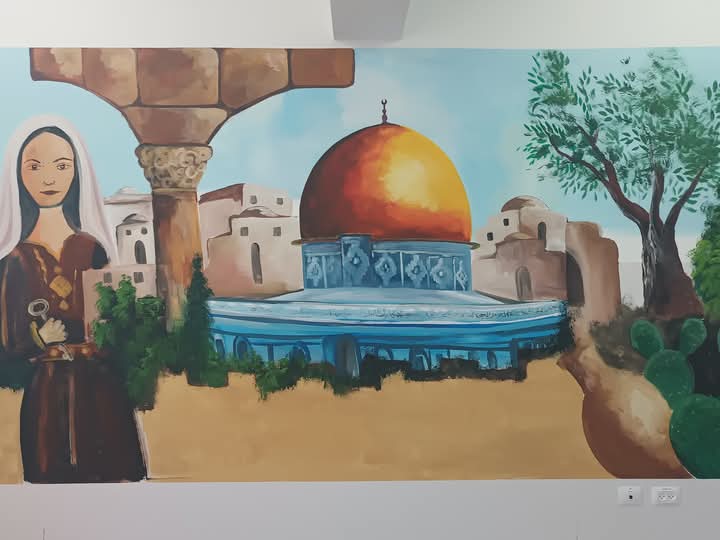نفذ مركز نسوي الحي الشرقي في جنين مبادرة إبداعية تمثلت في رسم جداريات فنية في مدرسة حسن الحرازين الأساسية